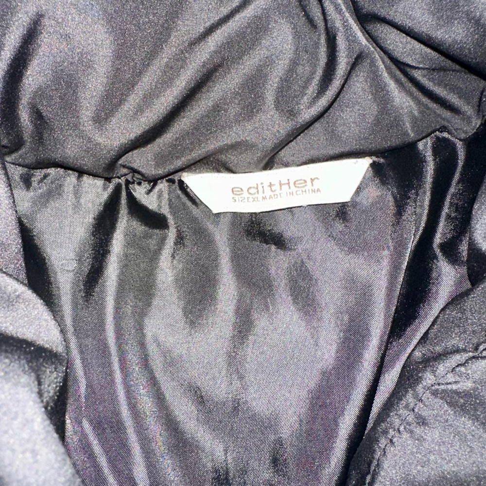 Women's Classic Black Puffer Jacket - Picture 5 of 5